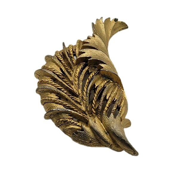 VINTAGE STATEMENT UNMARKED BRUSHED GOLD TONE CURLED FEATHERED LEAF BROOCH DETAIL - Picture 5 of 6